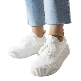 White sneakers with a flexible upper from Jardine