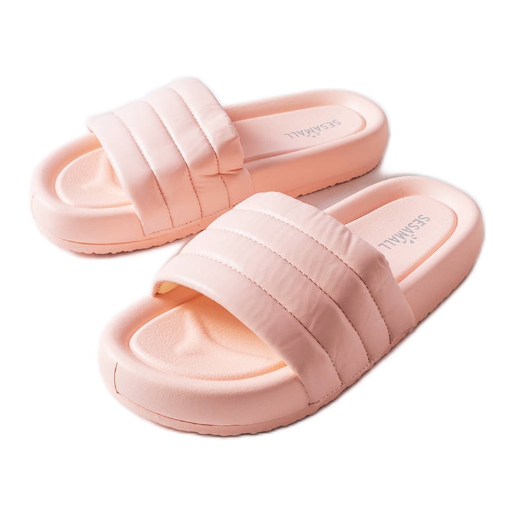 Inna Pink slippers decorated with quilting from Dorene Inna Pink slippers decorated with quilting from Dorene