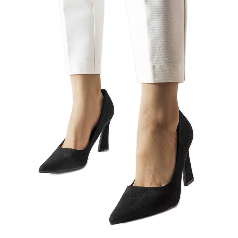 Inna Black pumps on an asymmetric stiletto heel from Linda