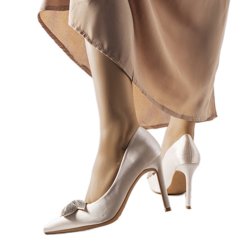 Beige pins with a satin finish and a Mia bow