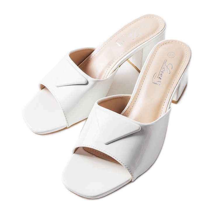 White lacquered flaps on the Branch post