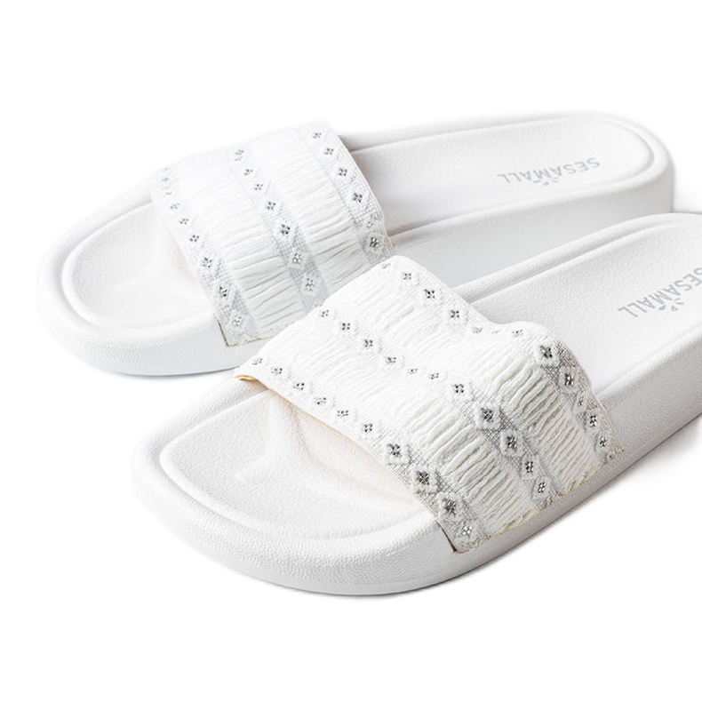 White sliders decorated with ruffles by Ernest
