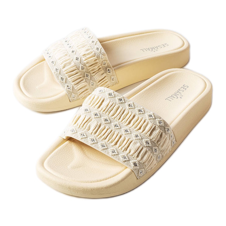 Beige sliders decorated with ruffles from Ernest
