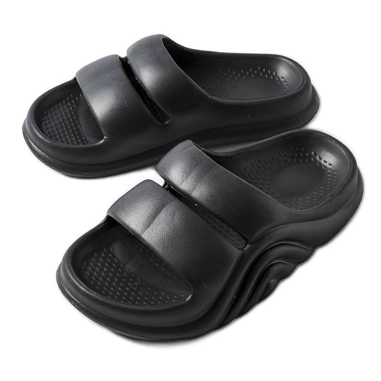 Black rubber flip flops from Geneve