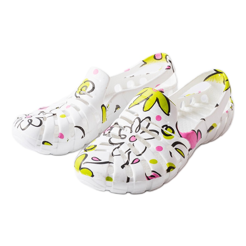 White rubber flip-flops with a Finley pattern