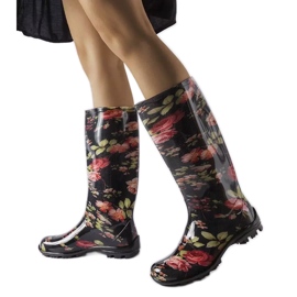 Black high boots with Pimen roses white