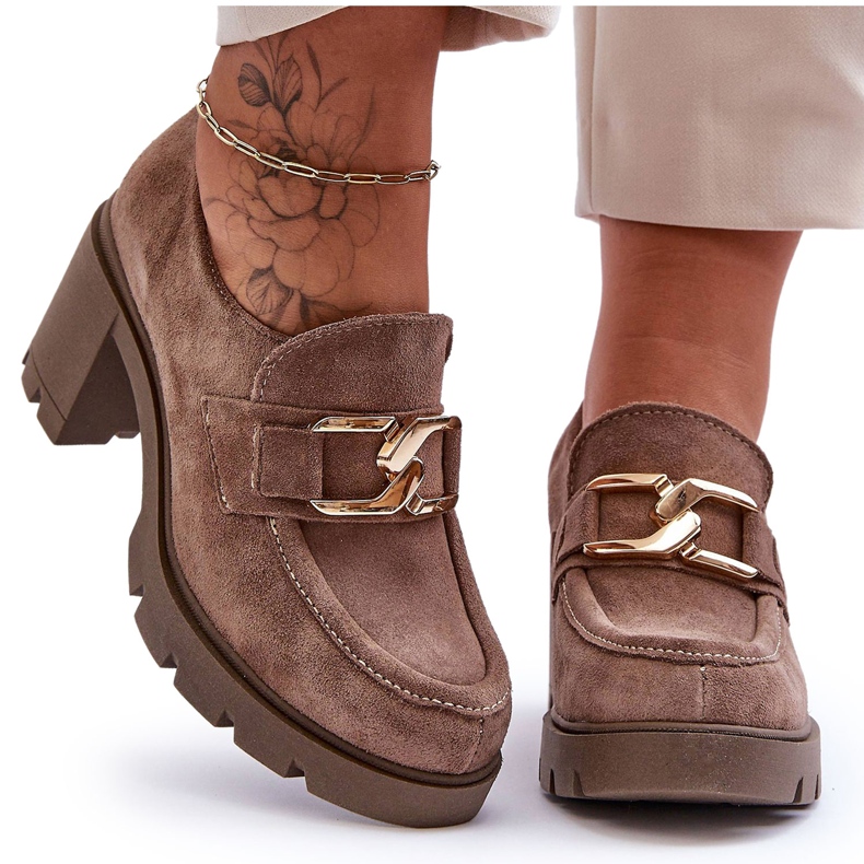 Lemar Dark beige Harmell elegant shoes on a pillar with a golden ornament