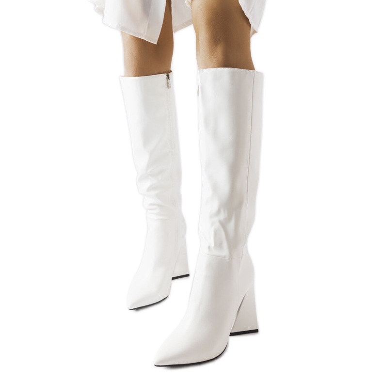 Medicina white boots on the post