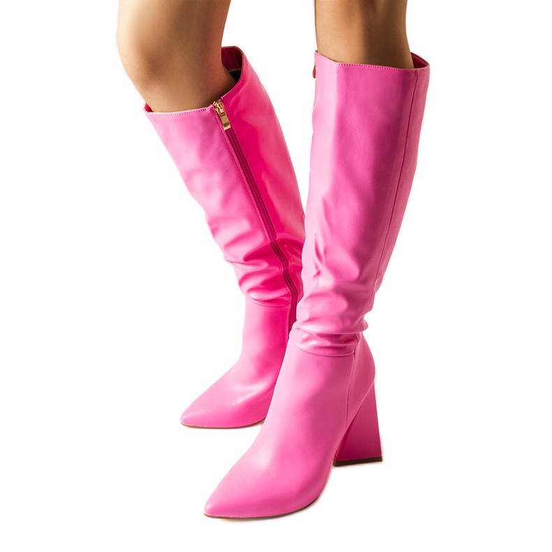 Pink boots on the Medicina post Pink boots on the Medicina post