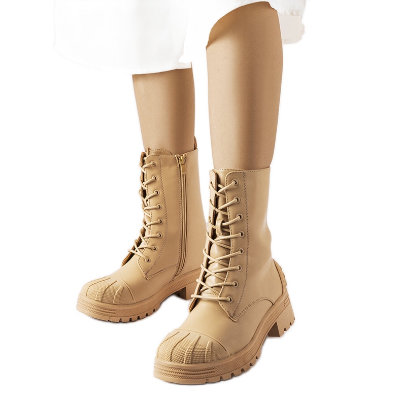 Beige worker boots with a thicker sole from Manara