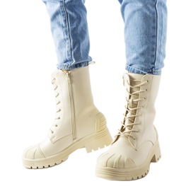 Light beige boots with a thicker sole from Manara Light beige boots with a thicker sole from Manara