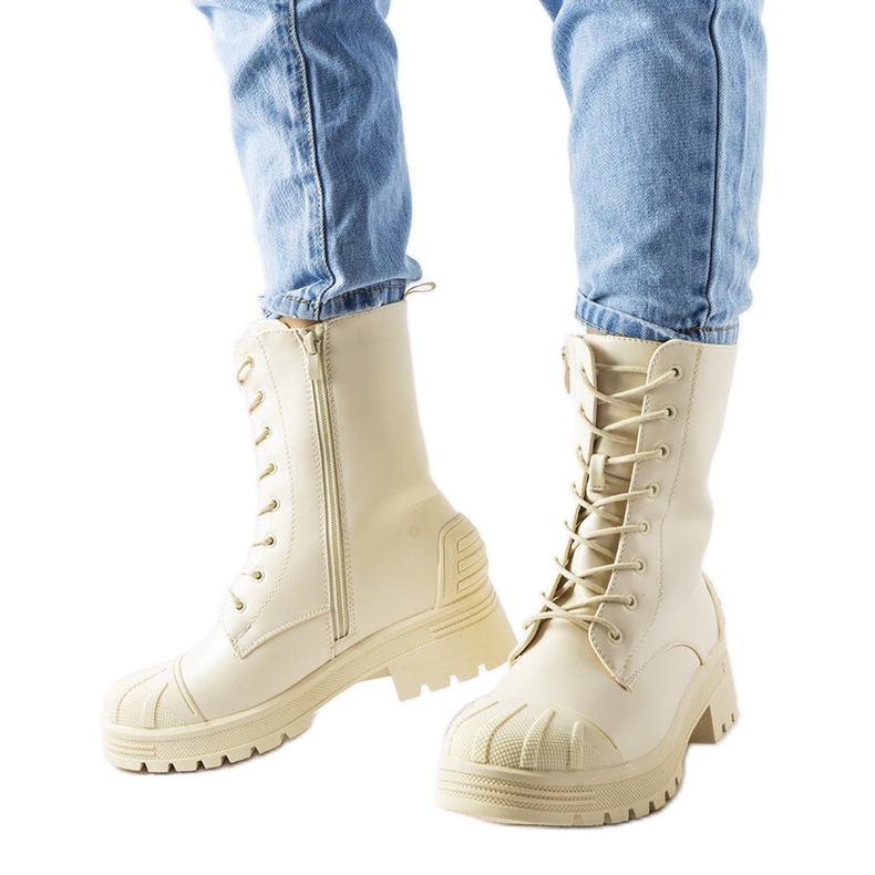 Light beige boots with a thicker sole from Manara