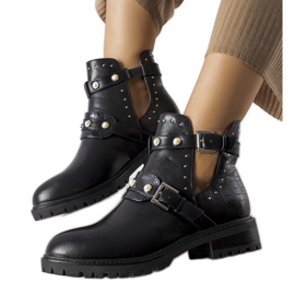 Black ankle boots with a cutout and Asker pearls
