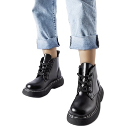Inna Black workers' boots on a thick Sacco platform Inna Black workers' boots on a thick Sacco platform