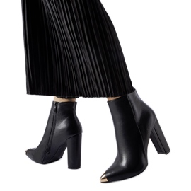 Black boots with a metal toe Sacra