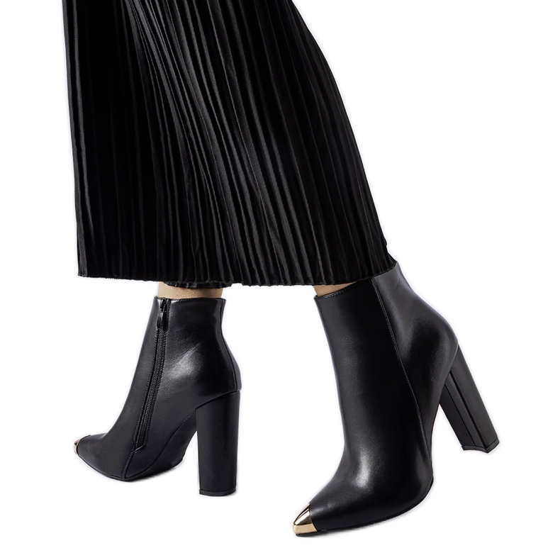 Black boots with a metal toe Sacra