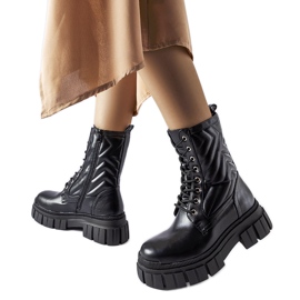 Black workers' boots decorated with Fiacre quilting