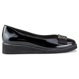 Black patent pumps with a low wedge Black patent pumps with a low wedge