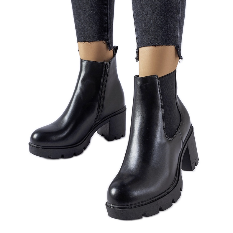 Black ankle boots with a thick heel from Tobiassen