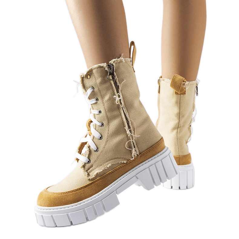 Beige insulated Crispiero boots