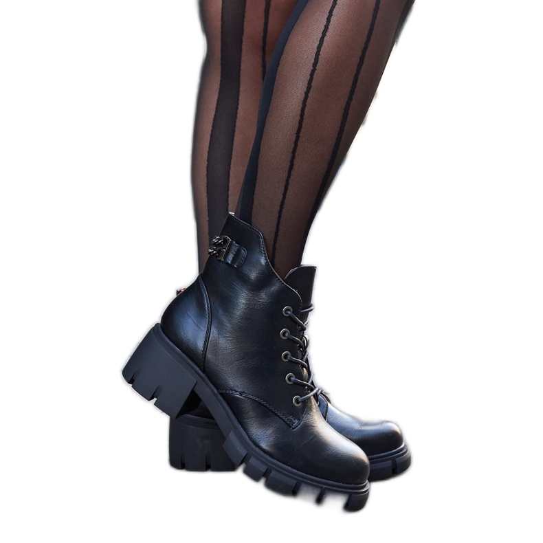 Asymmetrical black boots with an Agnus block