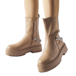 Beige ankle boots decorated with a Guglielmo chain