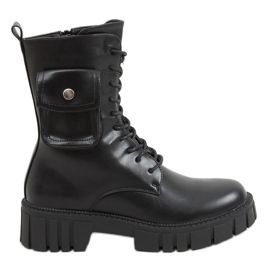 Workers with a Maruna Black purse