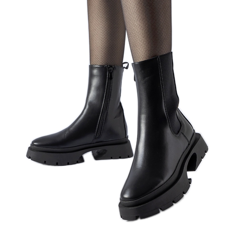 Black insulated Mombello boots