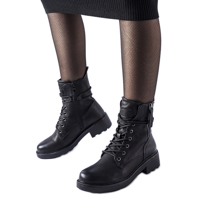 Black ankle boots with a decorative Emarese zipper