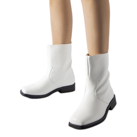 White insulated ankle boots with a square toe Bel