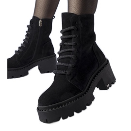 Black insulated boots with a Karino post Black insulated boots with a Karino post