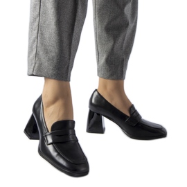 Black pumps with a patent Beroide heel