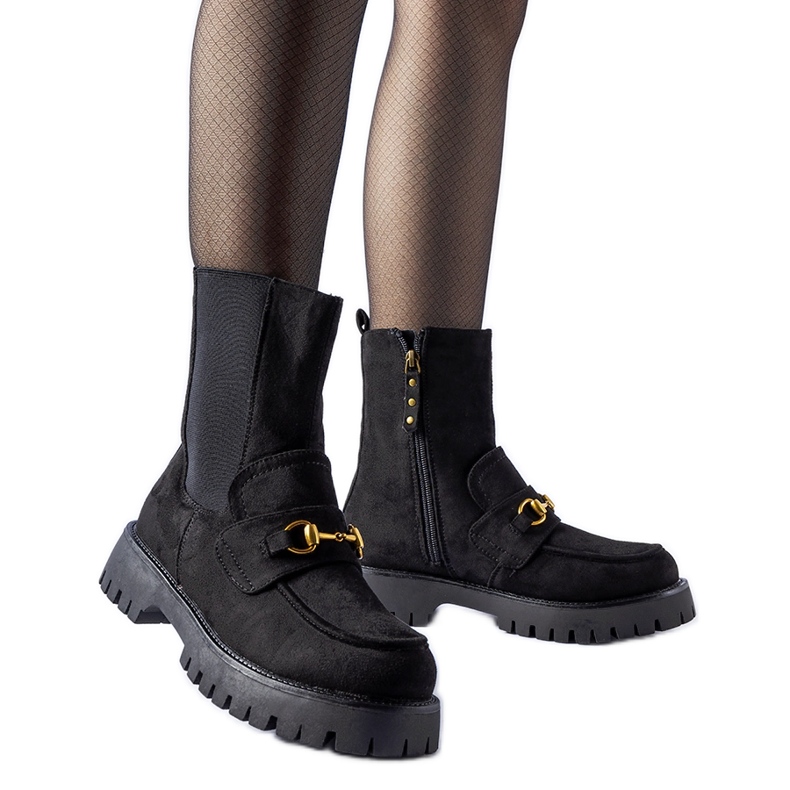 Black insulated boots with an Overlook buckle Black insulated boots with an Overlook buckle