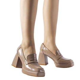 Beige patent pumps with a West heel Beige patent pumps with a West heel