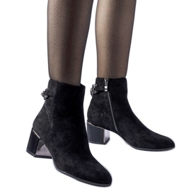 Black ankle boots with a Fenughedu eco-suede chain