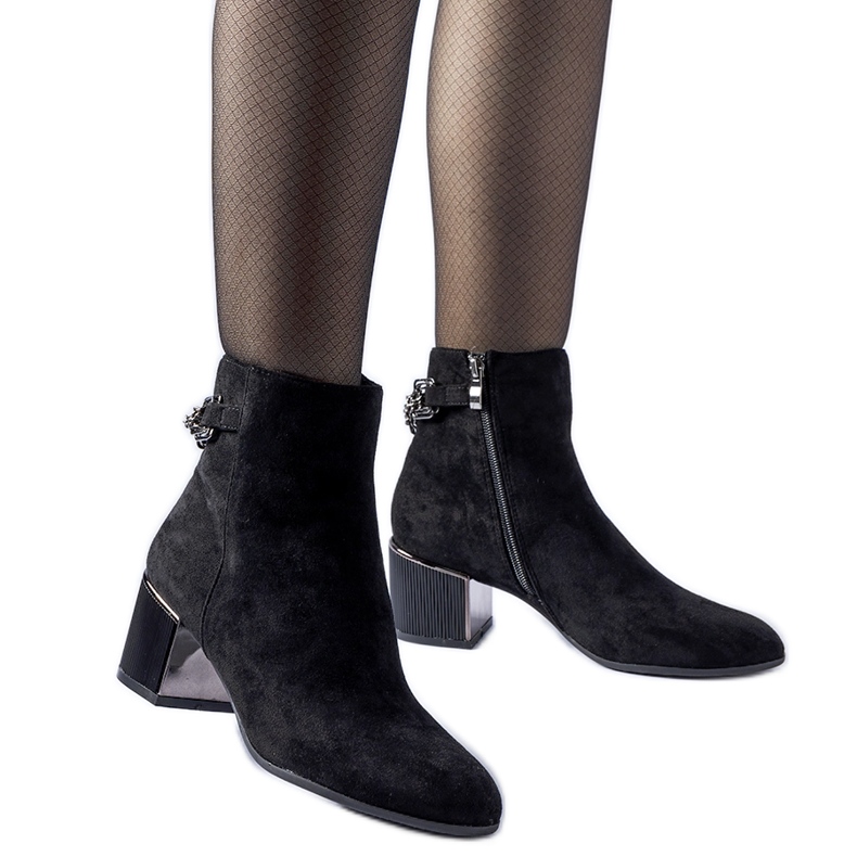 Black ankle boots with a Fenughedu eco-suede chain