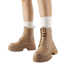 Beige workers' boots with a thicker Melicucca sole