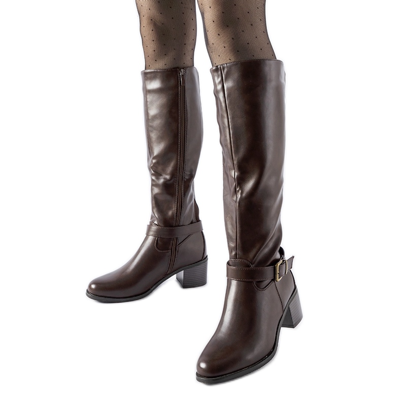 Dark brown boots with a decorative Ernest buckle