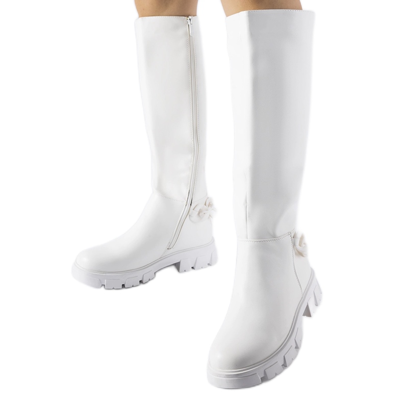 White flat boots with a chain from Armand
