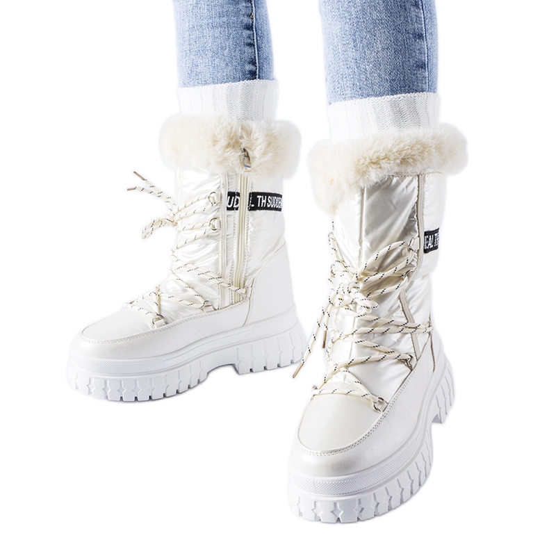 Beige insulated snow boots with the Giorgio inscription