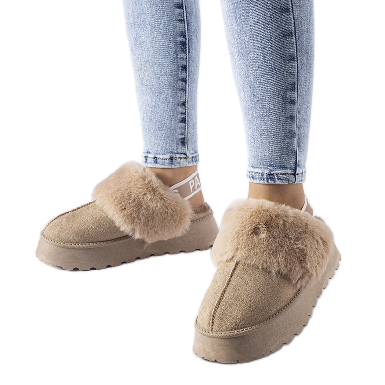 Beige insulated slippers with elastic band and Sangro fur