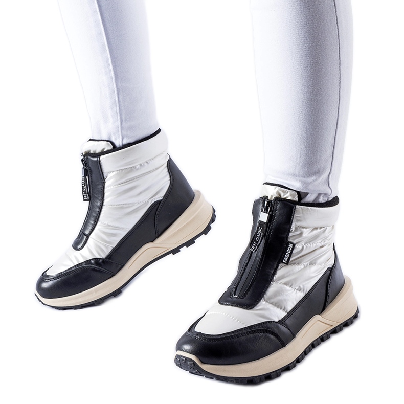 White insulated snow boots with a Ritter zipper