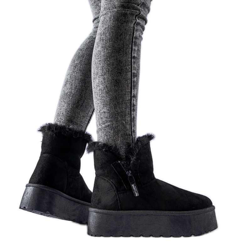 Black snow boots with a Points platform