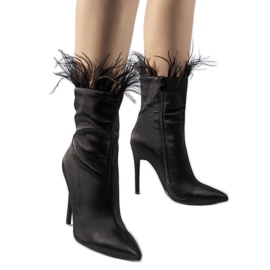 Black ankle boots decorated with Selvena feathers