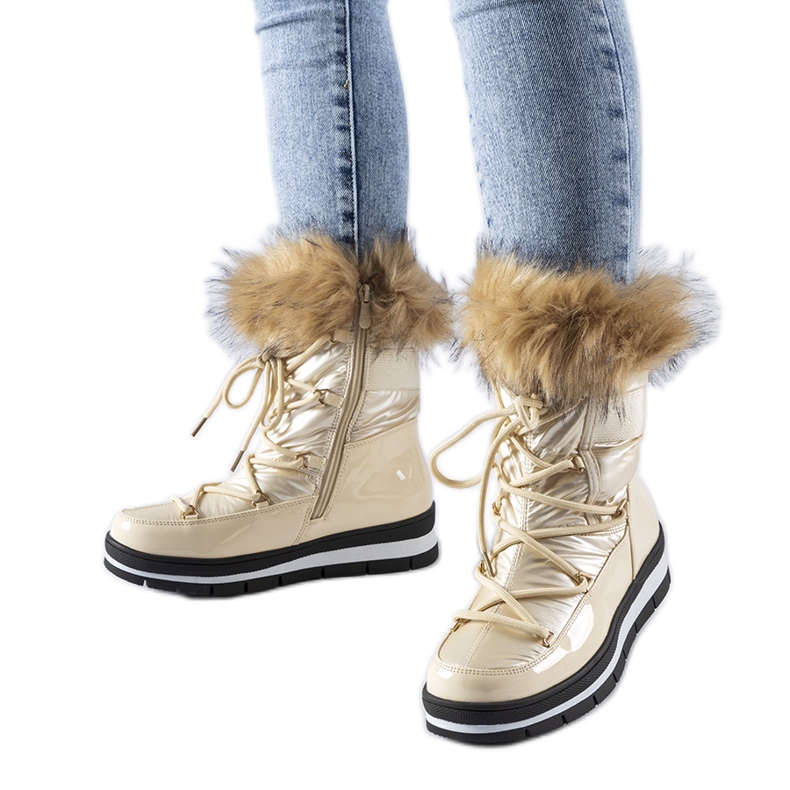 Beige patent snow boots with Bow fur Beige patent snow boots with Bow fur