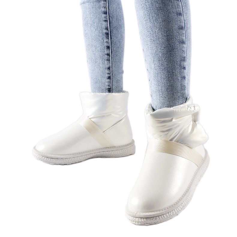 Beige shiny short snow boots from Delaune Beige shiny short snow boots from Delaune