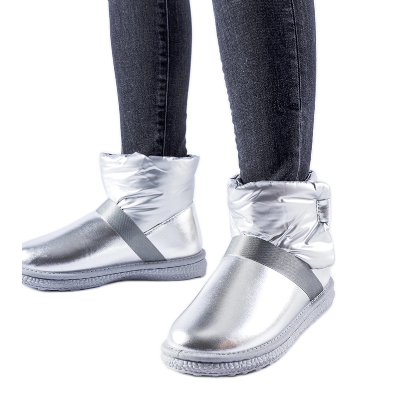 Silver shiny short snow boots from Delaune Silver shiny short snow boots from Delaune