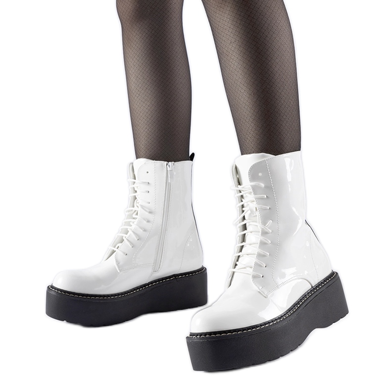 White lacquered workers on the Leos platform