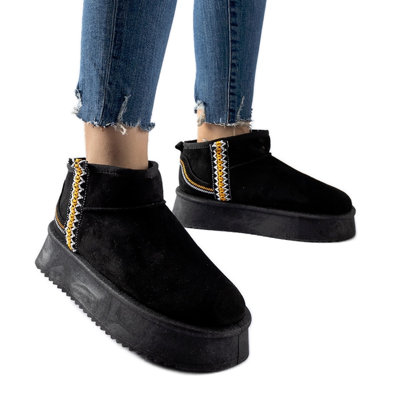 Black snow boots on the Scavi platform Black snow boots on the Scavi platform