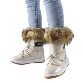 Beige insulated snow boots with fur from Adamsvil
